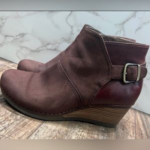 Practically brand new 
Only worn once 
Smoke free home